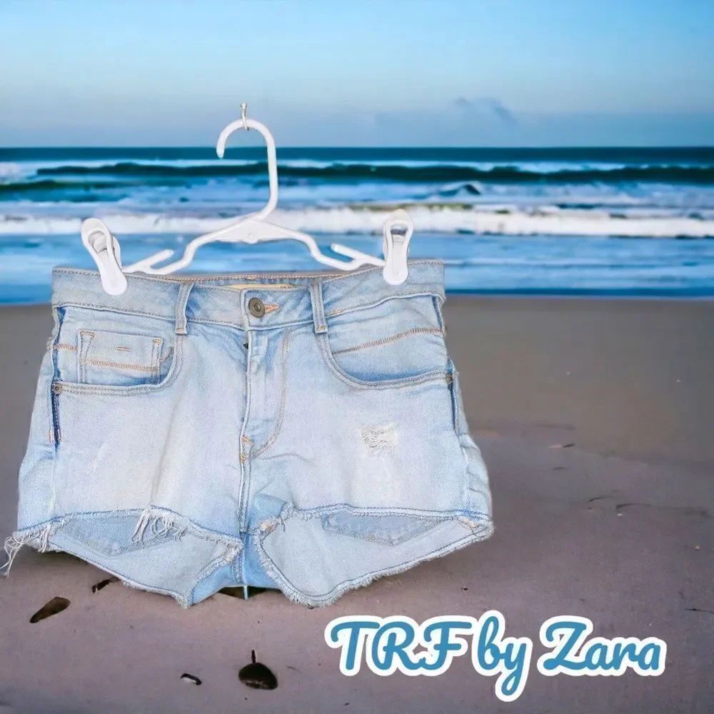 TRF by Zara l Short Shorts l Light Denim l Raw Hem 5 pocket Style l Size 4 l EUC